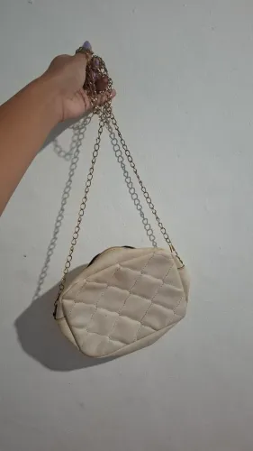 Bolsa branca com alça dourada