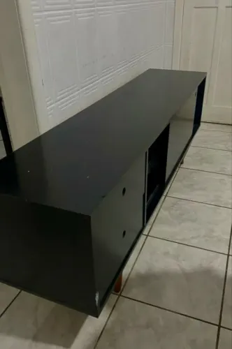 RACK PRETO COM PÉS DE MADEIRA | MODERNO E FUNCIONAL