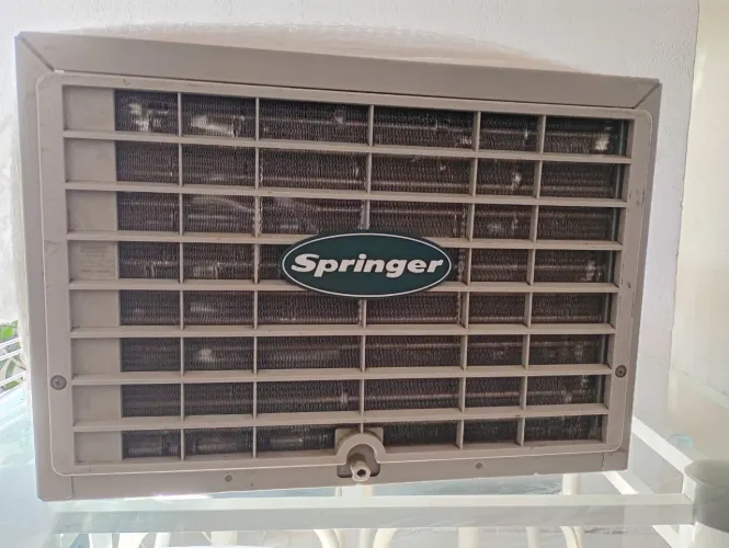 Ar condicionado de janela Springer com moldura de madeira