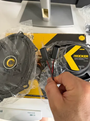 Par Kicker 46CSC684 (75W RMS cada)