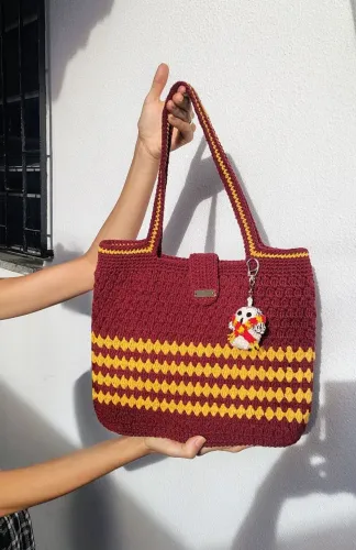 Bolsa de crochê com tema de Harry Potter, grifinória. Com chaveiro de coruja Edwirges.