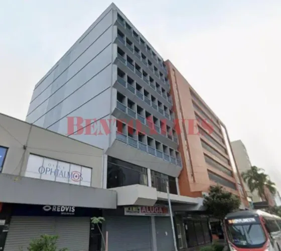 Sala aérea, com 01 banheiro, divisórias, cozinha com pia inox e balcão, espera para ar con