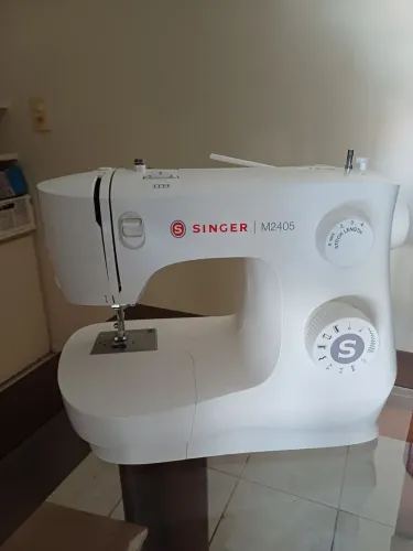 Máquina de costura semi nova