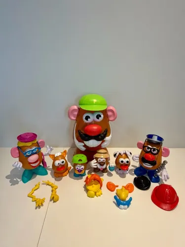 Família sr e sra cabeça de batata com pets