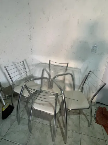 Vendo mesa tampo de vidro com 4 cadeiras 250$ retirada no bairro Masterville em Sarzedo.