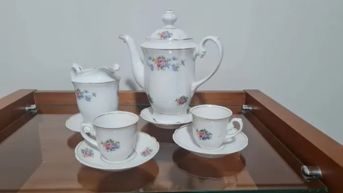 Bule, leiteira e 2 xicaras cafe
