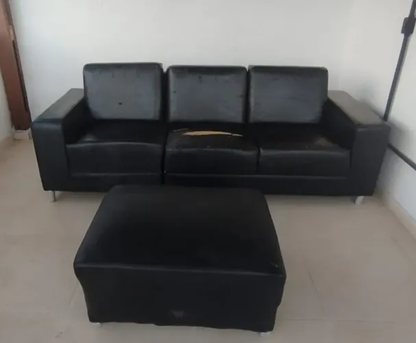 Sofá 3 lugares com puff