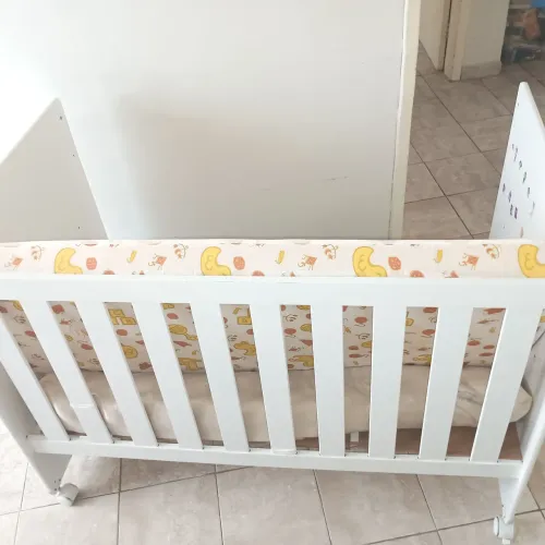 Berço branco com rodinhas