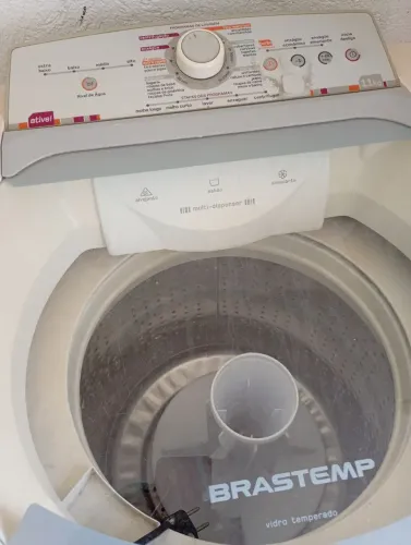 Máquina de lavar e geladeira