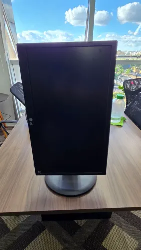 Monitor LG 19,5' com ajuste de altura e orientação