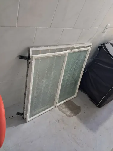 Vende uma janela de ferro com portas de vidro