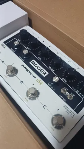 Pedaleira MOOER Preamp LIVE - Na caixa