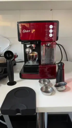 Máquina de Café Expresso Oster PrimaLatte Vermelha - Completa