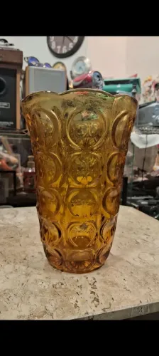 Antigo Vaso de vidro tom âmbar com 21 cn de altura , 15 cm de boca e 8 cm de base 