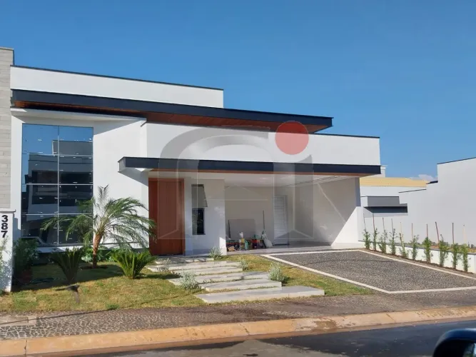 CASA EM CONDOMÍNIO FECHADO COM PISCINA