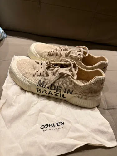 Este é um par de tênis Osklen Creeper, modelo "Made in Brazil" 42