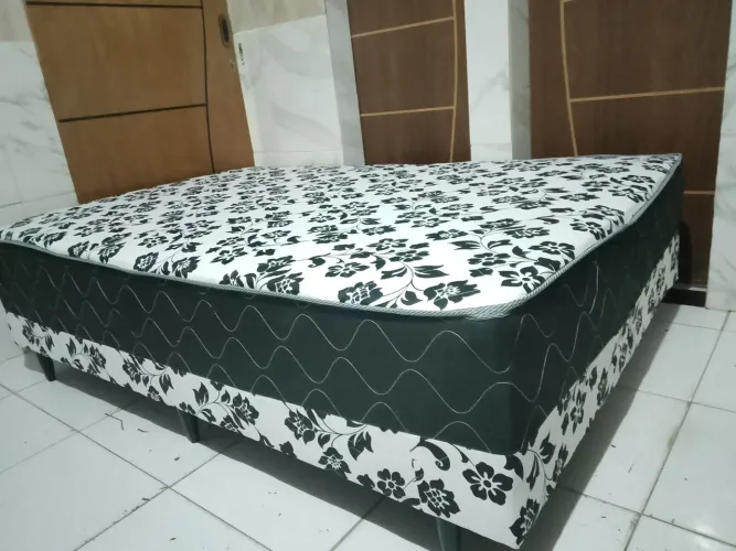Vende-se cama box de casal com colchão acoplado nela 10 cm de altura de espuma