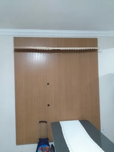 Painel de tv com pequeno armário