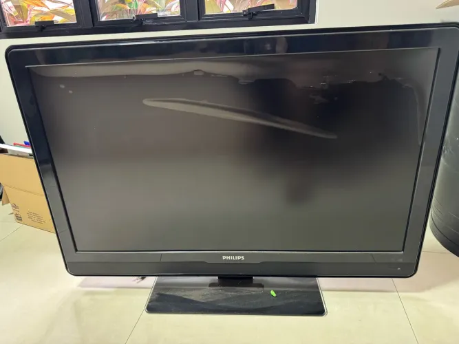 TV Philips 42" LCD 42PFL3403 - com defeito na tela (liga normal)