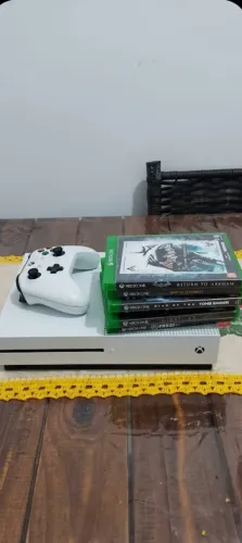 Xbox one s 1tb, 16 jogos, 1 controle(com drift) carregador de pilhas, pilhas recarregáveis