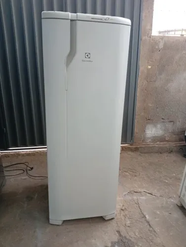 geladeira Eletrolux 262 litros funcionando perfeitamente