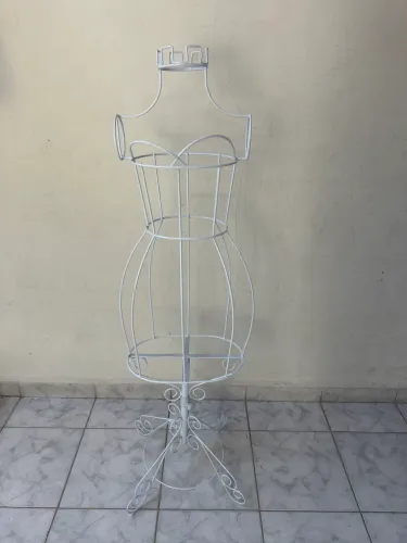 Manequim aramado de vestido 