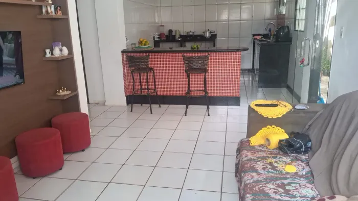 Alugo uma casa