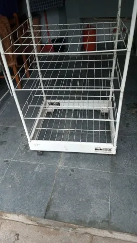 Prateleira móvel, p colocar pão bolos.