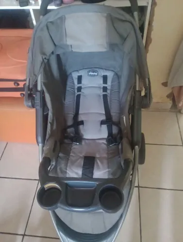 Carrinho de bebê Chicco semi novo