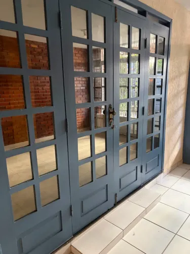 OPORTUNIDADE! PORTAS DE MADEIRA MACIÇA - CONJUNTO 3 × 3 m