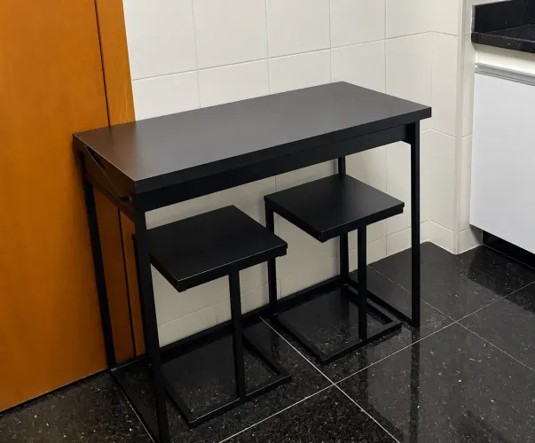 Mesa com banquetas