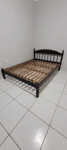 Cama de casal, estilo colonial, em madeira rara pau-d'arco (ipê-roxo), em bom estado.