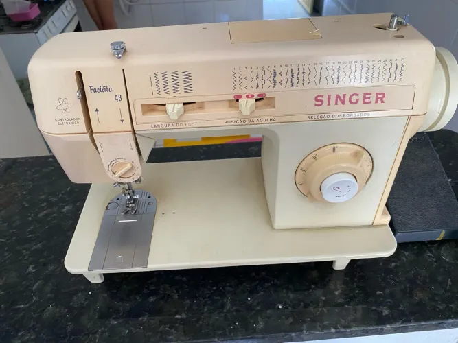 Vendo máquina de costura singer complet.