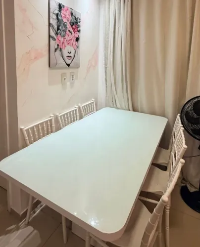 Mesa laqueada tampo de vidro com seis cadeira 