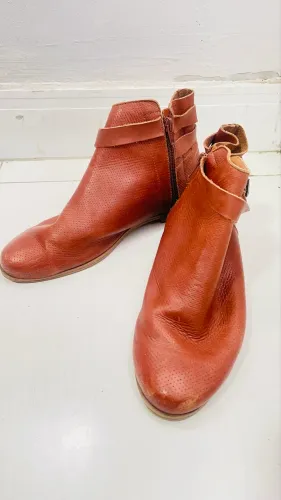 Bota de couro tamanho 37. Preço baixo