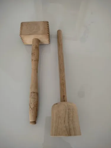 Conjunto de martelo e secador em madeira