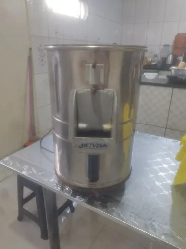 Vende-se uma máquina de descascar batatas