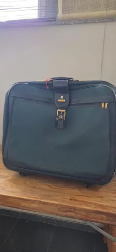 Mala de viagem da Samsonite , cor verde, usada, em bom estado de conservação, com bolsão e