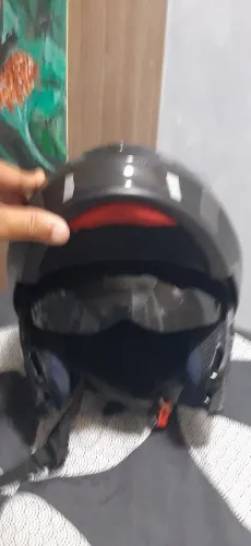 Capacete articulado com óculos acoplado