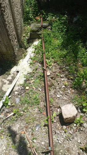 Trilho de ferro para portão com chumbadores