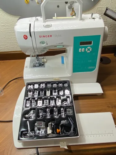 Máquina de Costura Eletrônica Singer Stylist 7258 + kit calcadores muito nova Freguesia