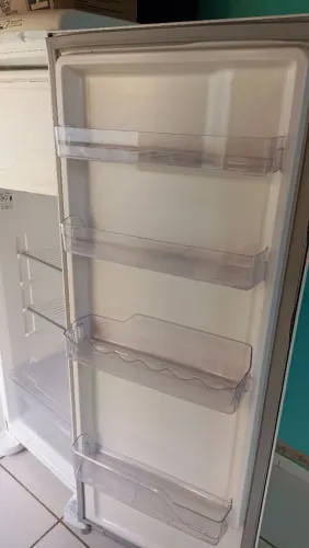 Vende se geladeira.