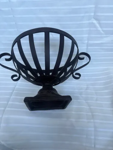 Vaso Decorativo de Metal: Modelos idênticos em estilo (metal escuro, vazado
