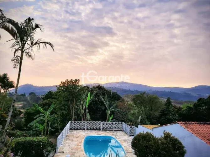 Casa espaçosa com Piscina e churrasqueira a venda em Atibaia
