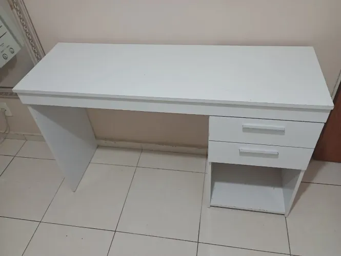 Escrivaninha em perfeita condições de uso, não faço entrega. Contato: * Anne