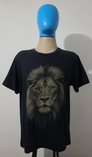 Camisa Preta de Leão tamanho G, bonita, original, confortável, tecido macio. 