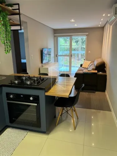Destak Imóveis vende apartamento semi mobiliado com 53m² privativos no
