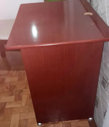 Escrivaninha com pequena avaria