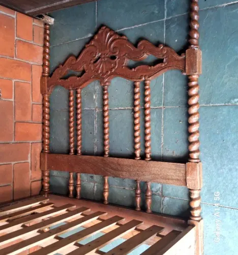 Cama de Solteiro em Madeira