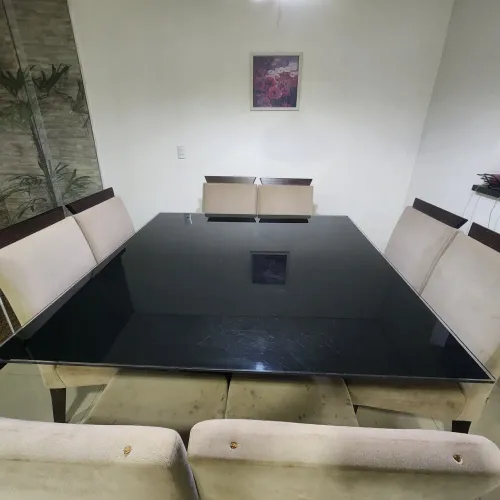 Mesa quadrada de vidro com 8 cadeiras
